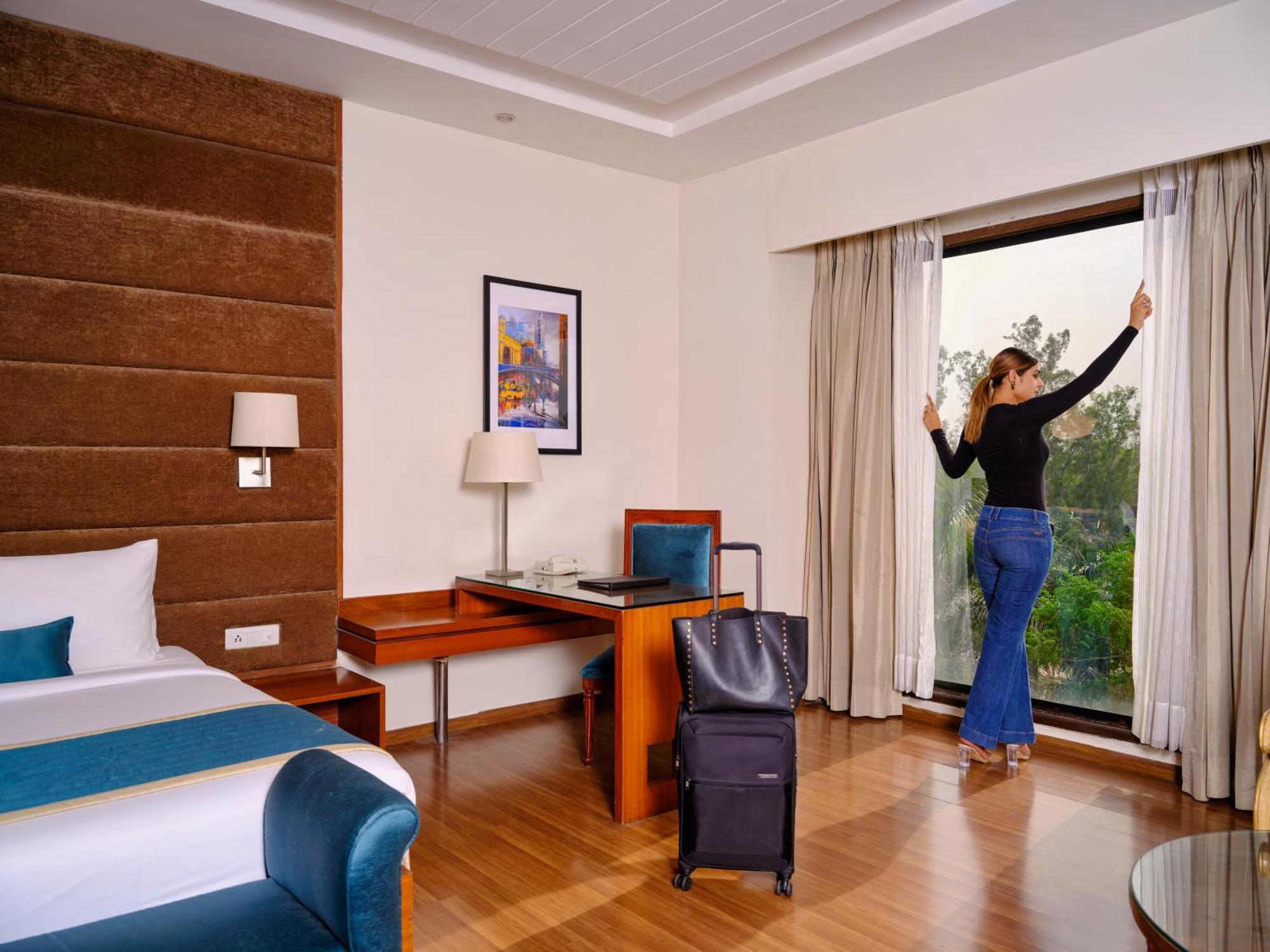 Best Western Country Woods Ambāla Екстериор снимка