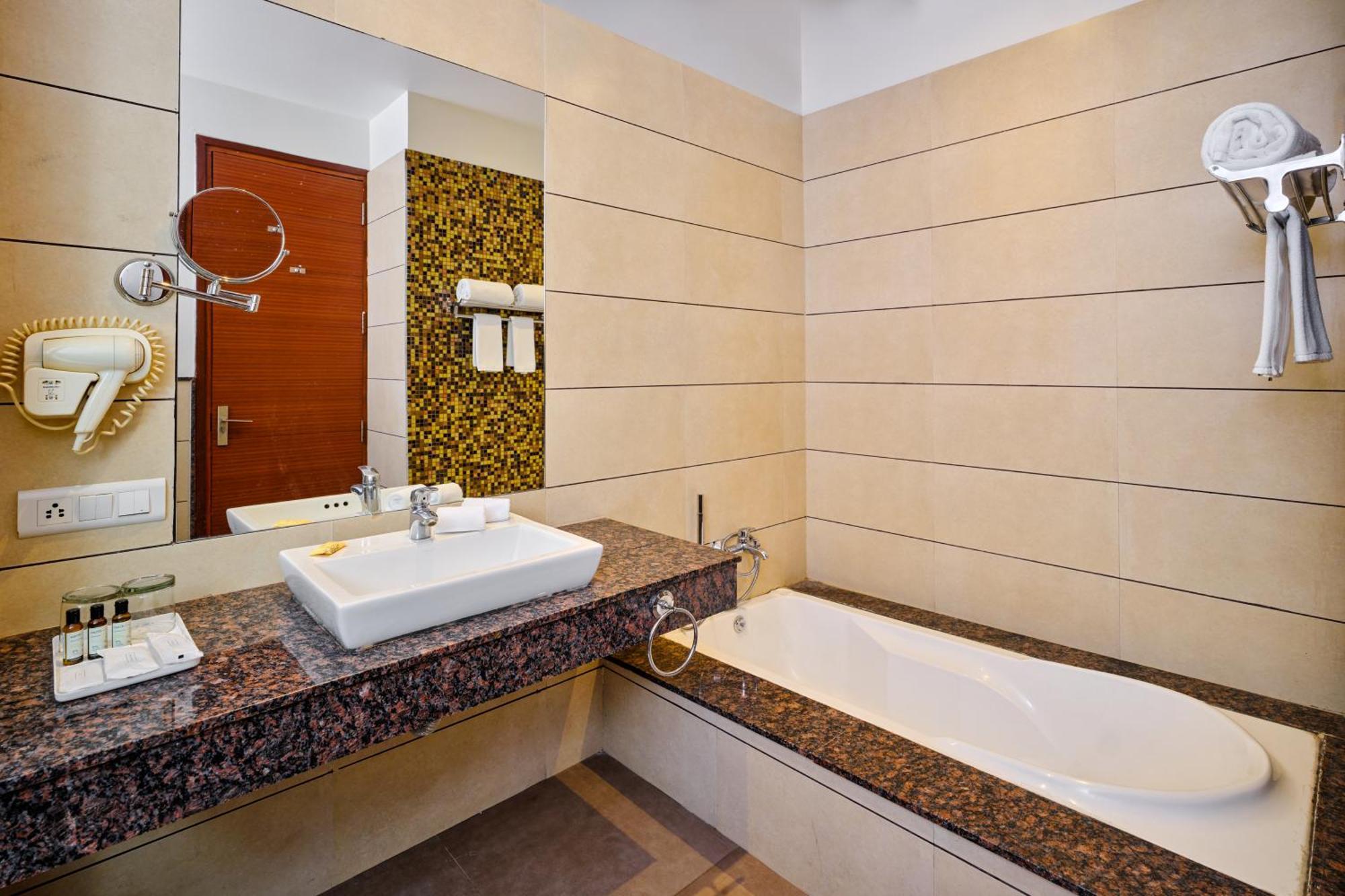 Best Western Country Woods Ambāla Екстериор снимка